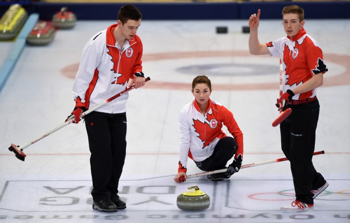 Les Canadiens Tyler Tardi, Karlee Burgess et Sterling Middleton (de gauche à droite) pendant la finale du tournoi de curling mixte par équipes au pavillon de curling de Lillehammer lors des Jeux olympiques de la jeunesse d’hiver à Lillehammer, en Norvège, le 17 février 2016. Photo : Thomas Lovelock pour YIS/IOC. Image fournie par YIS/IOC.