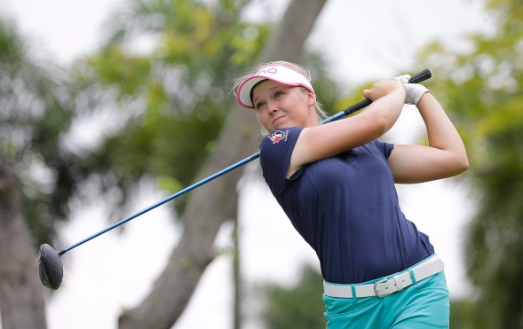 Brooke Henderson effectue un coup- de départ lors de la dernière ronde du tournoi des champions féminin HSBC à Singapour, le 6 mars 2016. (AP Photo/Wong Maye-E)