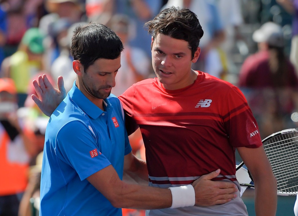 Novak Djokovic et Milos Raonic se font une accolade après leur match de finale au BNP Paribas Open, le 20 mars 2016 (AP Photo/Mark J. Terrill)