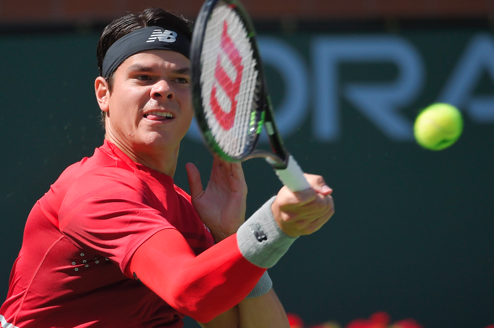 Milos Raonic retourne une frappe du Belge David Goffin lors des demi-finales du tournoi d'Indian Wells, le 19 mars 2016.