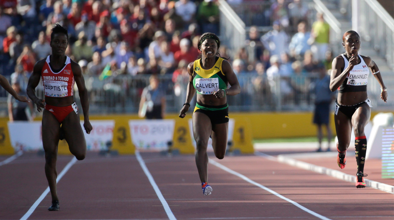 Kelly Ann Baptiste de Trinité et Tobago, à gauche, Schillonie Calvert de la Jamaïque, au centre, et Crystal Emmanuel du Canada lors de la demi-finale du 100 m à Toronto 2015. (AP Photo/Mark Humphrey)