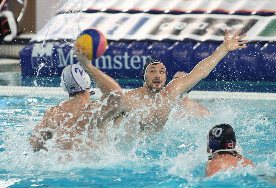 Nicolas Constantin-Bicari tente de bloquer un tir adverse lors du tournoi de qualification olympique disputé à Trieste, en Italie, le 5 avril 2016.