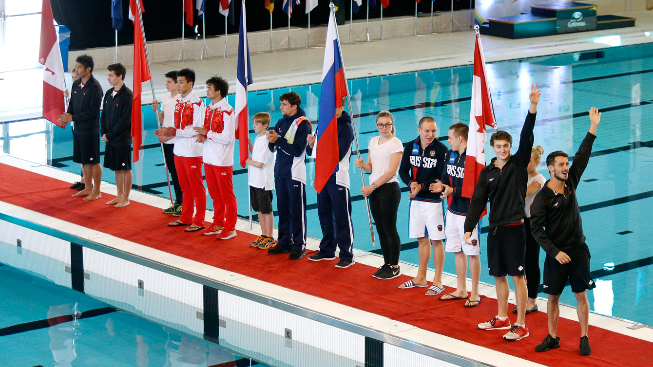 Philippe Gagné et François Imbeau-Dulac saluent la foule partisane au Grand Prix FINA de Gatineau. (Photo : Greg Kolz)