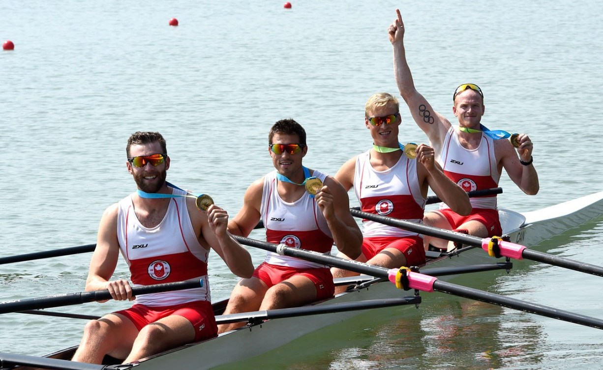 Les hommes du quatre de pointe (M4-) célèbrent leur médaille d’or à TO2015. L’équipage a pris le quatrième rang des Championnats du monde en 2015 et compte renouer avec le podium sur le circuit de la coupe du monde cette saison. (Photo : Jason Ransom)