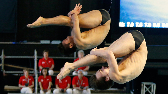 Philippe Gagné et François Imbeau-Dulac plongent vers l’or au Grand Prix FINA de Gatineau, le 9 avril 2016. (Greg Kolz)