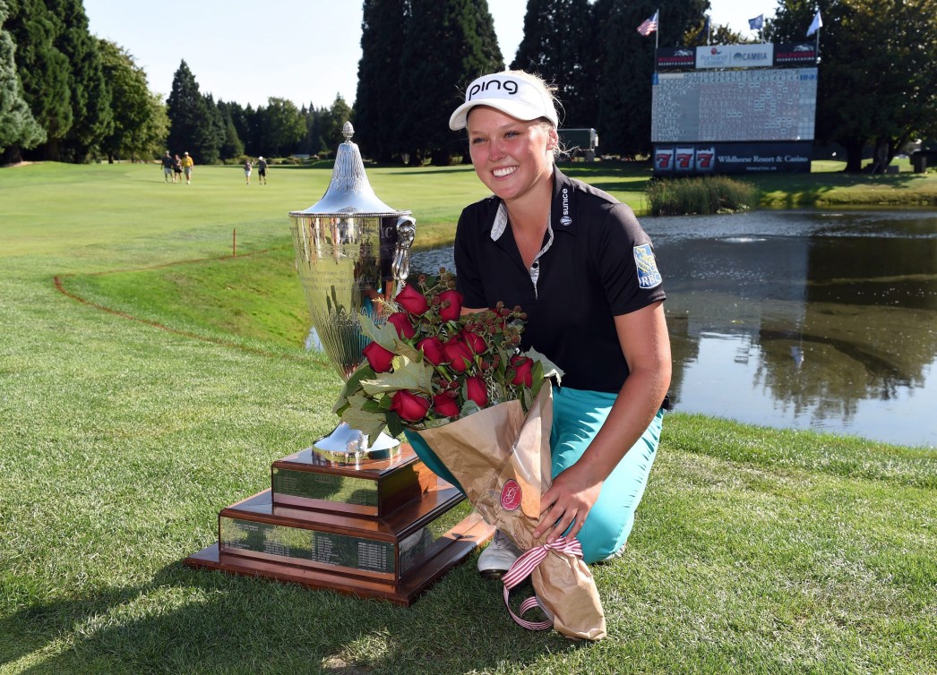 Brooke Henderson avec son trophée au 18e trou suite à sa victoire à la Classique Cambia de Portland, 16 août 2015 (AP Photo/Steve Dykes).