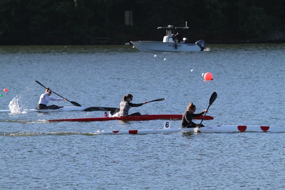 Émilie Fournel devance Michelle Russell dans la course décisive aux essais olympiques de Canoë-kayak Canada, le 6 mai 2016. (Photo : Canoë-kayak Canada)