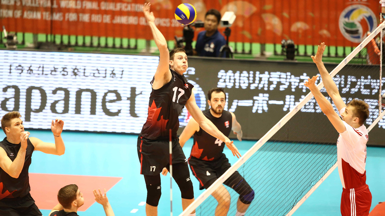 Graham Vigrass retourne le ballon contre la Pologne au premier tournoi mondial de qualification olympique, le 28 mai 2016. (photo via FIVB)