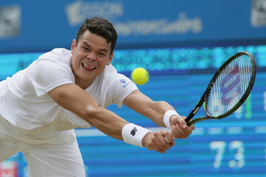 Milos Raonic lors de son match contre Andy Murray en finale du tournoi de Queen's, le 19 juin 2016 à Londres. (AP Photo/Tim Ireland)