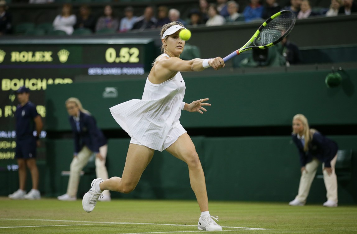 Eugenie Bouchard effectue un retour contre Magdalena Rybarikova de la Slovaquie lors du premier tour du tournoi féminin de Wimbledon, le 29 juin 2016. (AP Photo/Tim Ireland)