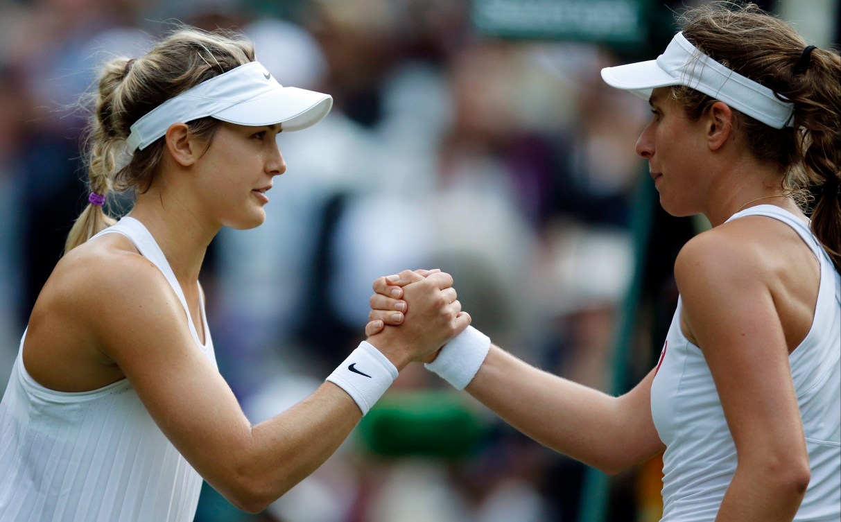 Eugenie Bouchard (à gauche) remercie la Britannique Johanna Konta à Wimbledon, le 30 juin 2016.