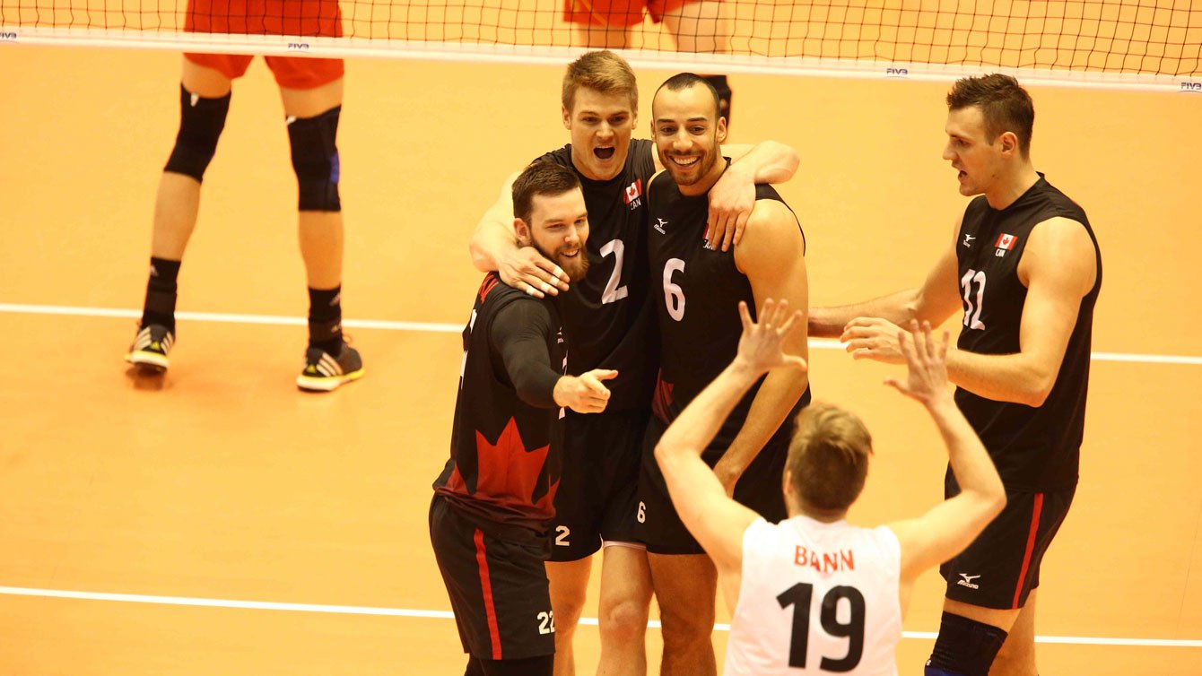 Canada célèbre un point gagné sur la Chine le 5 juin 2016 au tournoi mondial de qualification olympique de Tokyo (Photo : FIVB).