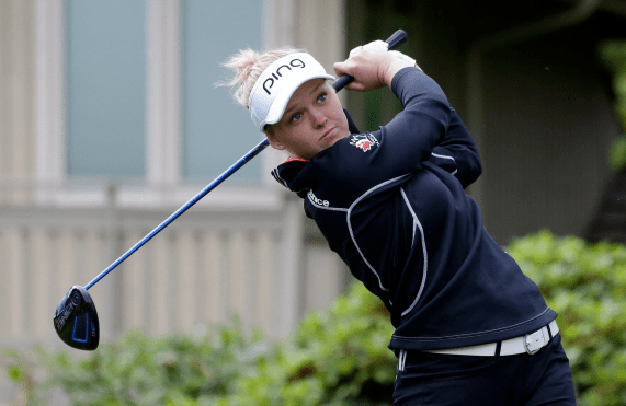 Brooke Henderson, sur le départ du 8e trou au Championnat de LPGA au Country Club de Sahalee samedi, le 11 juin 2016 (AP Photo/ Elaine Thompson)