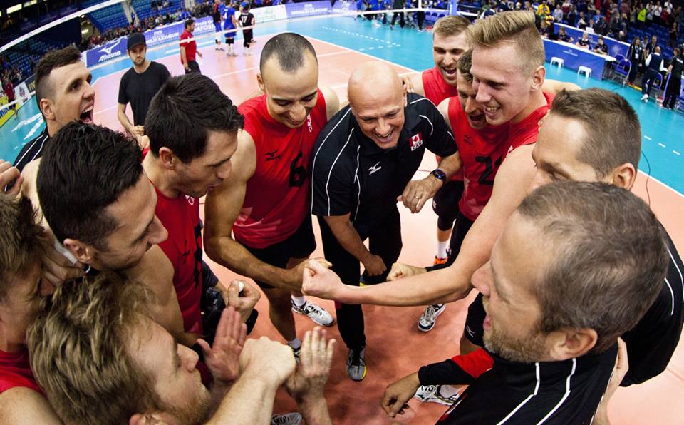 Les hommes de Volleyball Canada après leur victoire contre le Portugal, à Saskatoon. Crédit - Volleyball Canada.