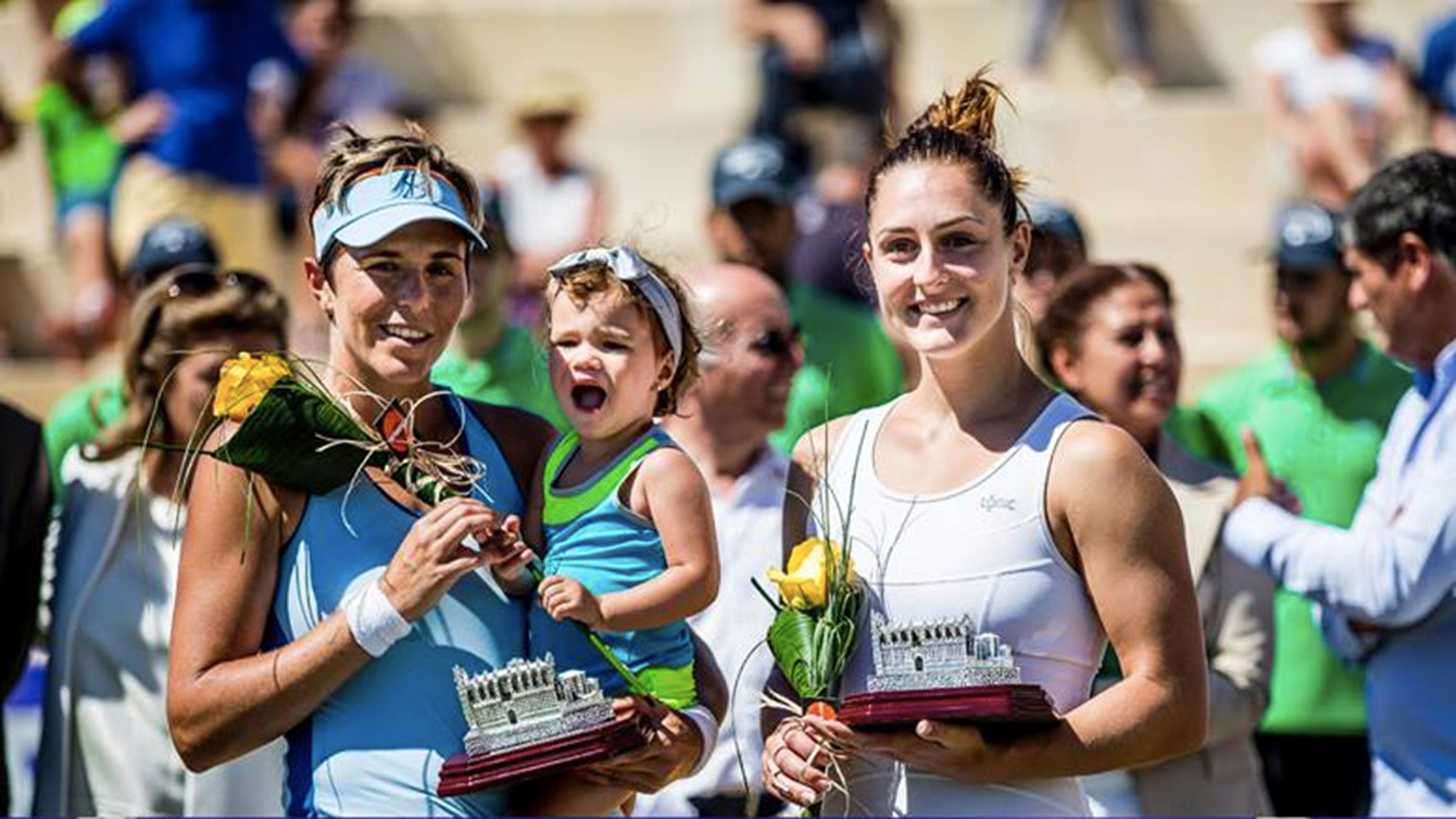 Gabriela Dabrowski et sa coéquipière Maria José Martinez Sanchez savourent leur titre en double à l'Open de Mallorca, en Espagne, 2016.