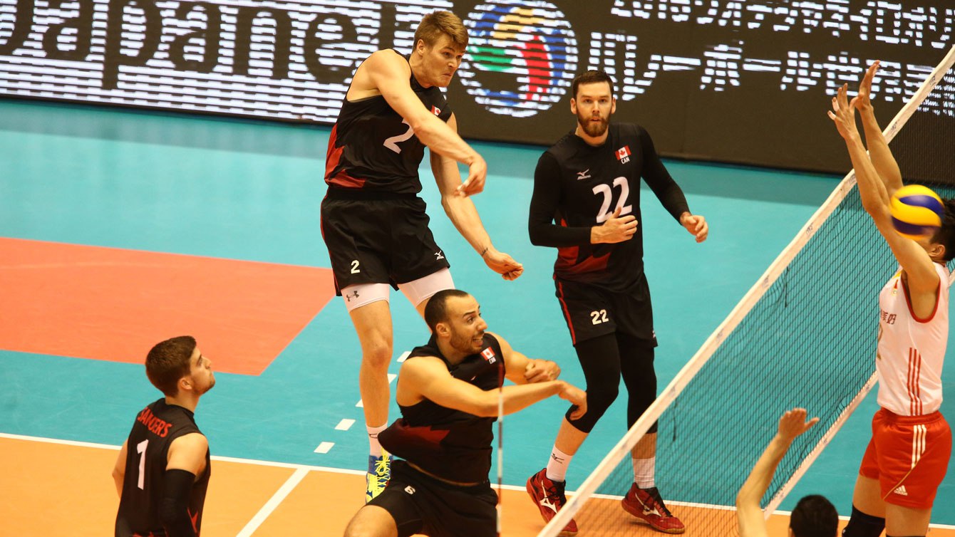 Gord Perrin (2) dans le match du Canada contre la Chine le 5 juin 2016 au tournoi mondial de qualification olympique, à Tokyo. (Photo : FIVB).