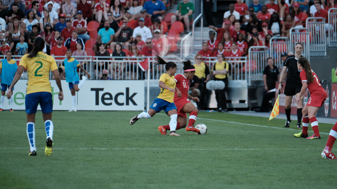 Desiree Scott lutte pour le ballon contre le Brésil, le 4 juin 2016 à Toronto. (Thomas Skrlj/COC)