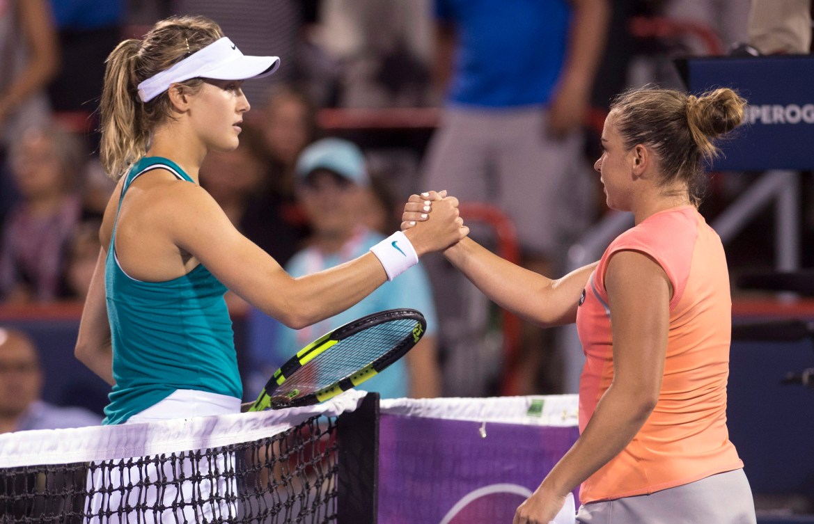 La Slovaque Kristina Kucova, à droite, remercie Eugenie Bouchard, le 28 juillet 2016 à Montréal. THE CANADIAN PRESS/Paul Chiasson