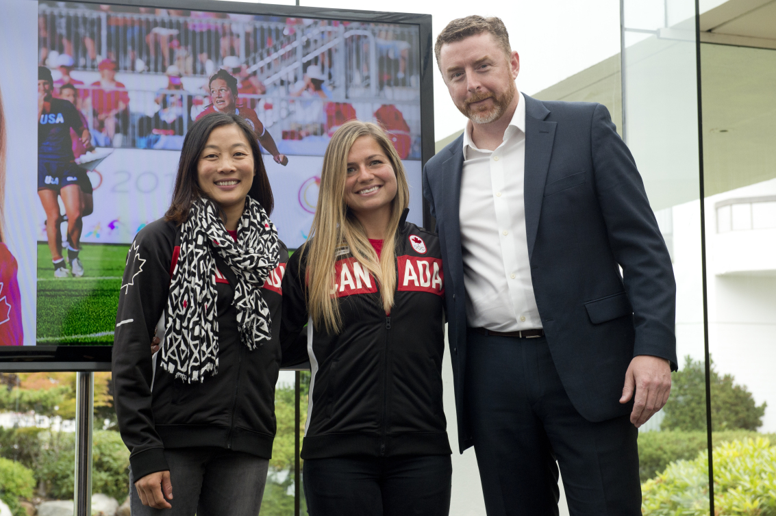 Ashley Staecy aux côtés de Carol Huynh lors de l'annonce de l'équipe canadienne de rugby à sept féminin pour Rio 2016, le 8 juillet 2016 à Victoria (C.-B.) 