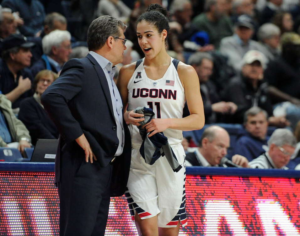 Kia Nurse dans l'uniforme de l'université du Connecticut avec son entraineur en chef Geno Auriemma