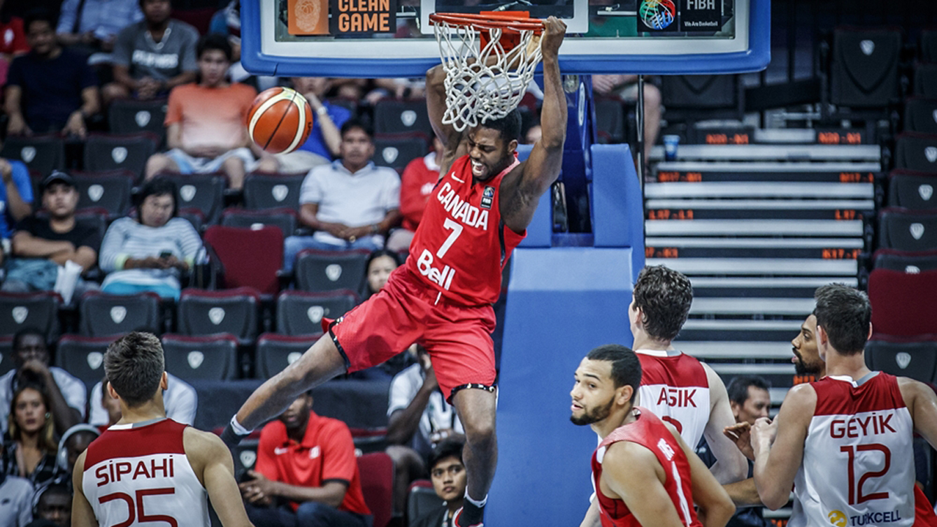 Melvin Ejim réalise un dunk contre l'équipe turque au tournoi de qualification olympique disputée à Manille (Philippines), le 5 juillet 2016.