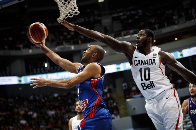 Anthony Bennett (en blanc) tente de bloquer un tir du Français Tony Parker durant la finale du tournoi de qualification olympique, le 10 juillet à Manille. (Photo : FIBA)