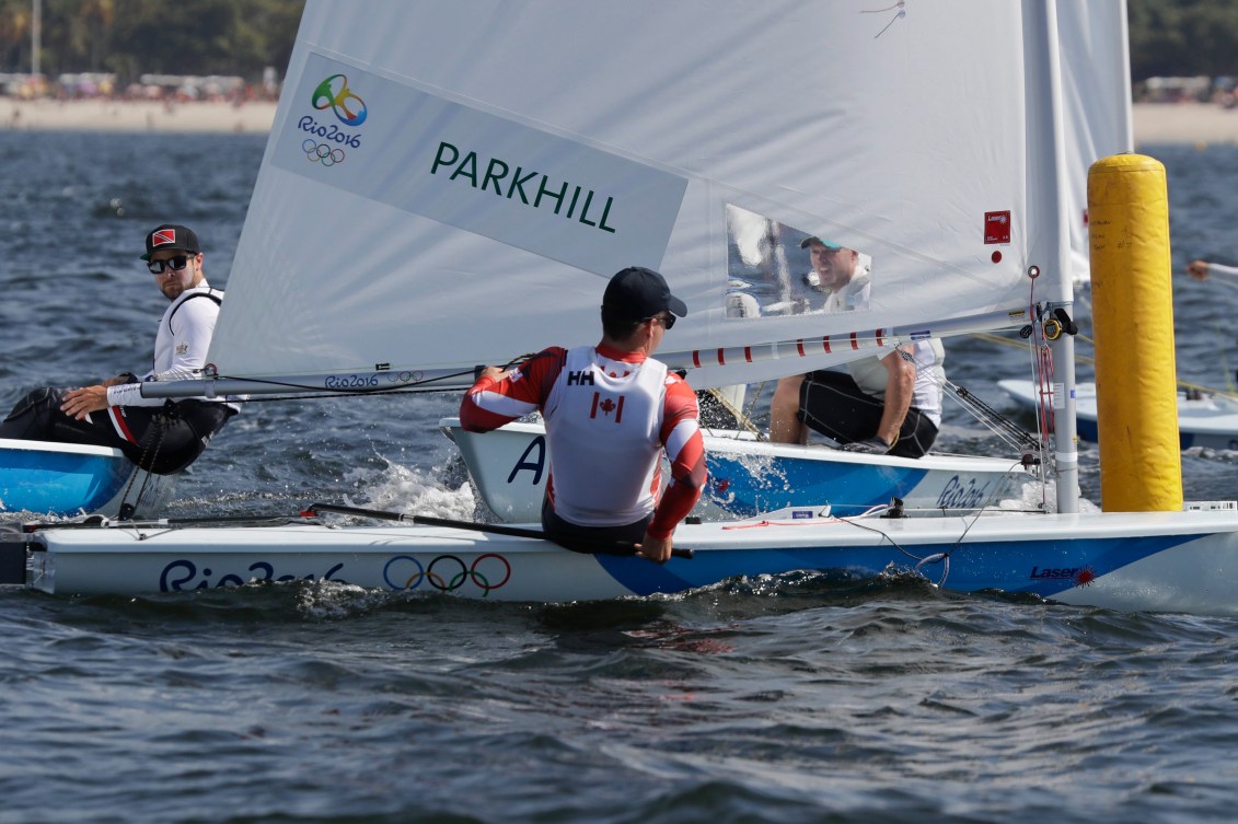 Lee Parkhill remonte tranquillement au classement général de la catégorie Laser. 