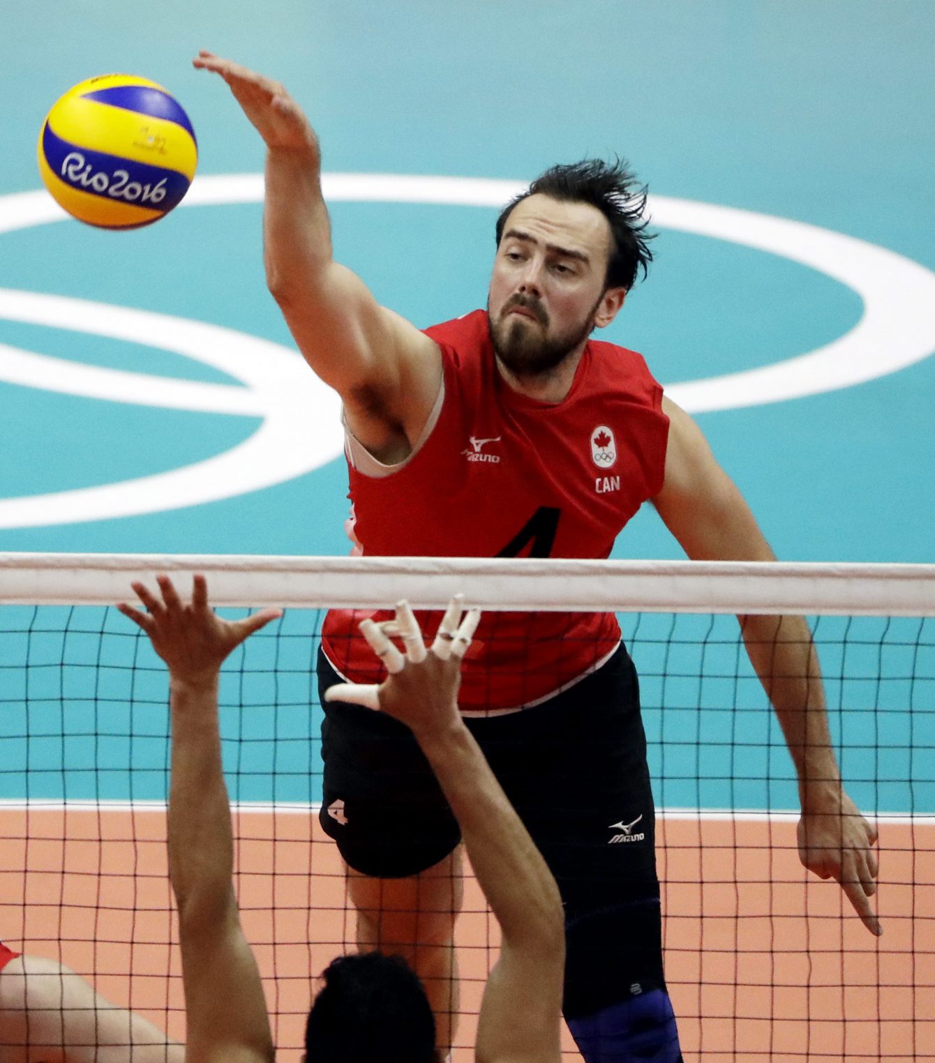 Nicholas Hoag marque un point contre le Mexique, le samedi 13 août 2016, aux Jeux olympiques de Rio. (AP Photo/Matt Rourke)