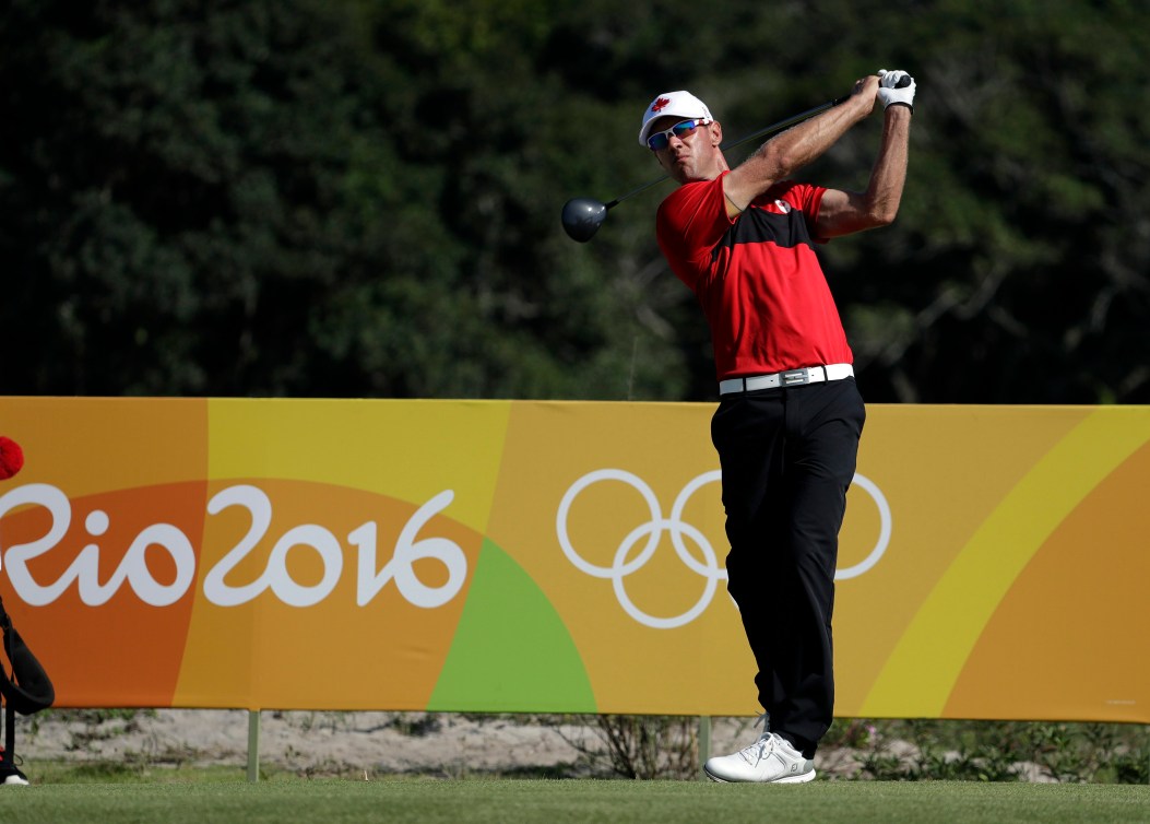 Graham DeLaet au départ du troisième trou lors de la dernière ronde du tournoi olympique de golf. 