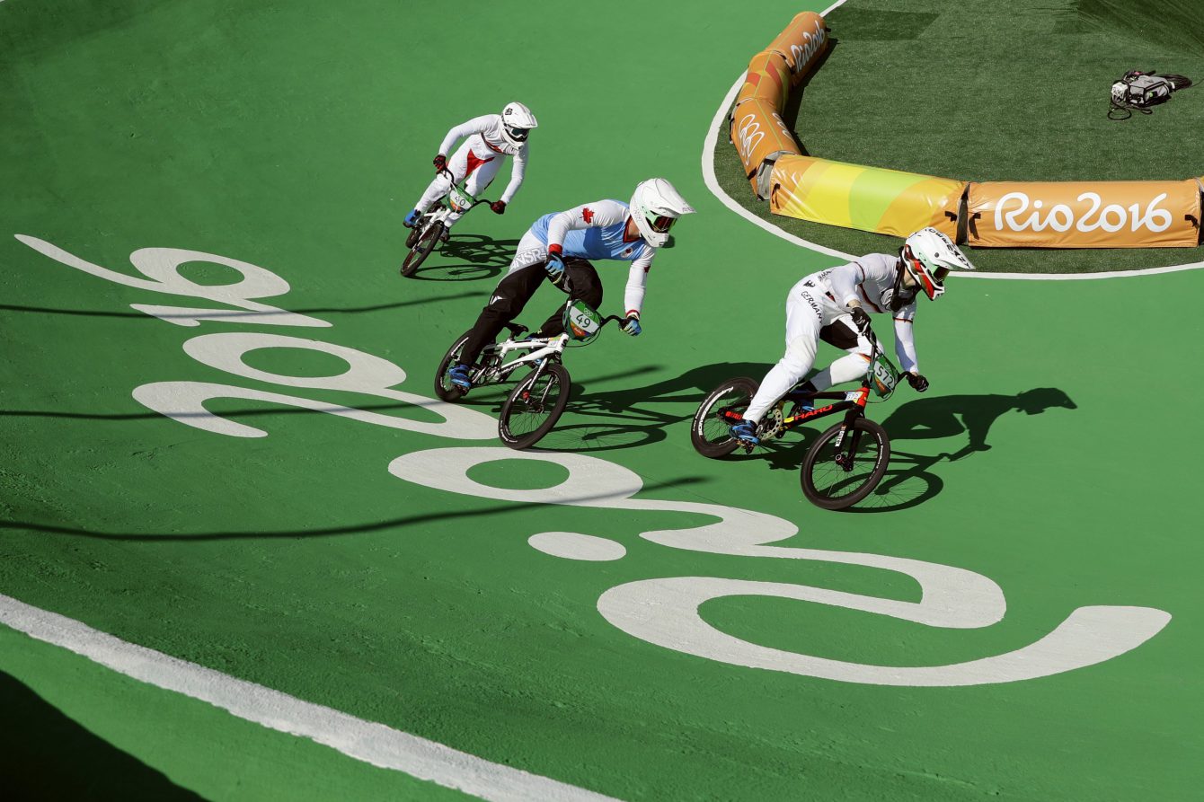 De droite à gauche: les cyclistes Luis Brethauer (Allemagne), Tory Nyhaug (Canada) et Tore Navrestad (Norvège) lors d'une pratique avant l'épreuve de classement de BMX, le 17 août 2016. (AP Photo/Pavel Golovkin)