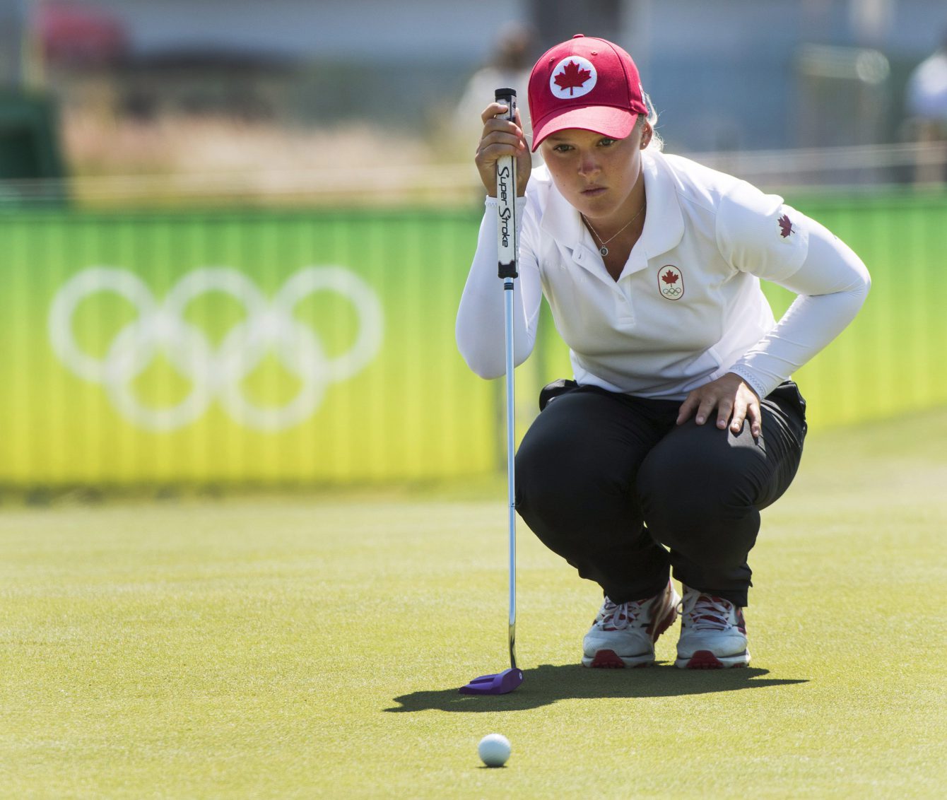 Brooke Henderson sur le vert du neuvième fanion lors de la première ronde du tournoi olympique des Jeux de 2016, à Rio. THE CANADIAN PRESS/Ryan Remiorz