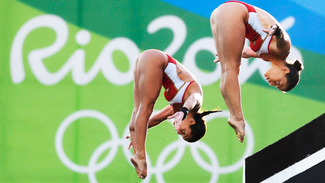 Meaghan Benfeito (gauche) et Roseline Filion en exécution à la plateforme de 10 m synchronisé en finale aux Jeux olympiques de 2016, à Rio. THE CANADIAN PRESS/Frank Gunn