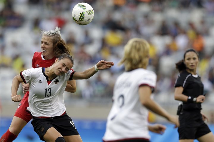 Sophie Schmidt bataille pour le ballon avec l'Allemande Sara Daebritz lors du match de demi-finale du tournoi olympique des Jeux de 2016, à Rio. (AP Photo/Leo Correa)