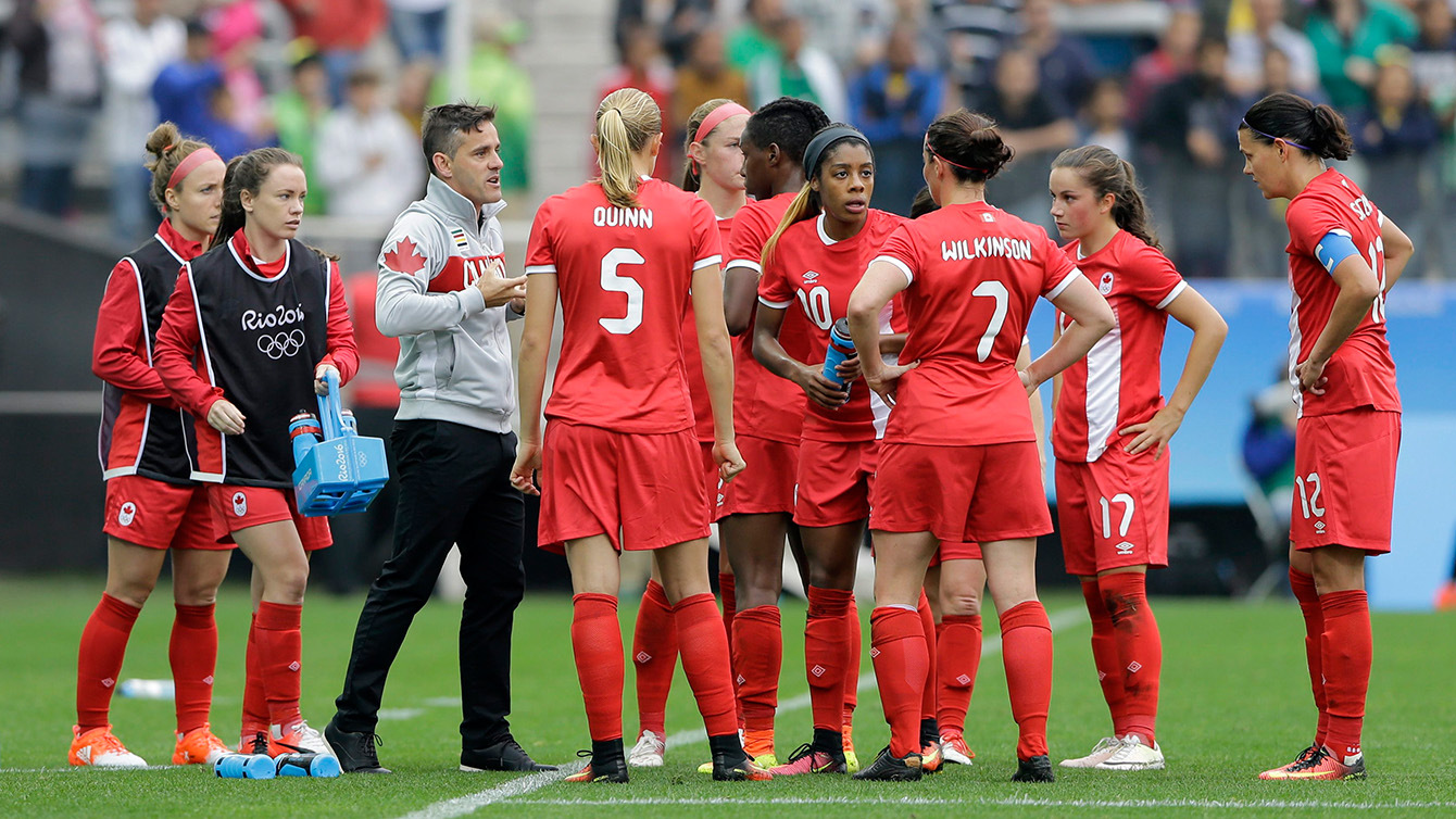 L'entraîneur-chef du Canada John Herdman (3e à partir de la gauche) s'adresse à son équipe pendant un match de la ronde préliminaire face à l'Australie aux Jeux olympiques de Rio, le 3 août 2016. (PA Photo/Nelson Antoine)