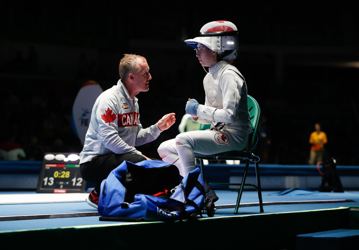 Eleanor Harvey reçoit les conseils de son entraîneur lors de son duel de demi-finale au fleuret individuel. Rio 2016