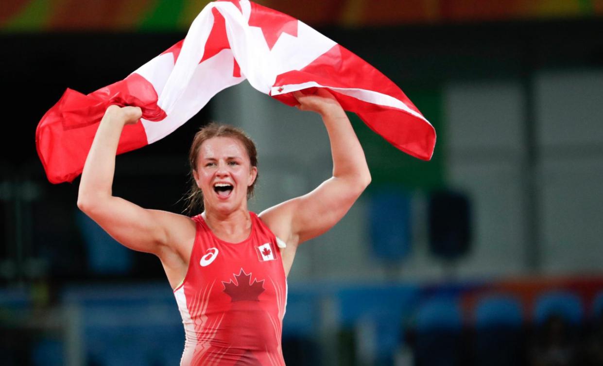 Erica Wiebe célèbre sa médaille d'or chez les 75 kg en lutte, obtenue contre la Kazakhe Guzel Manyurova, le 18 août 2016. COC Jason Ransom