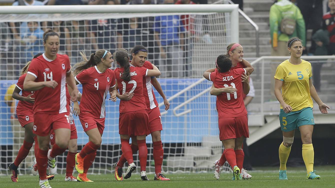 Les Canadiennes célèbrent le but de Janine Beckie contre l'Australie aux Jeux olympique de Rio, le 3 août 2016. (AP Photo/Nelson Antoine)