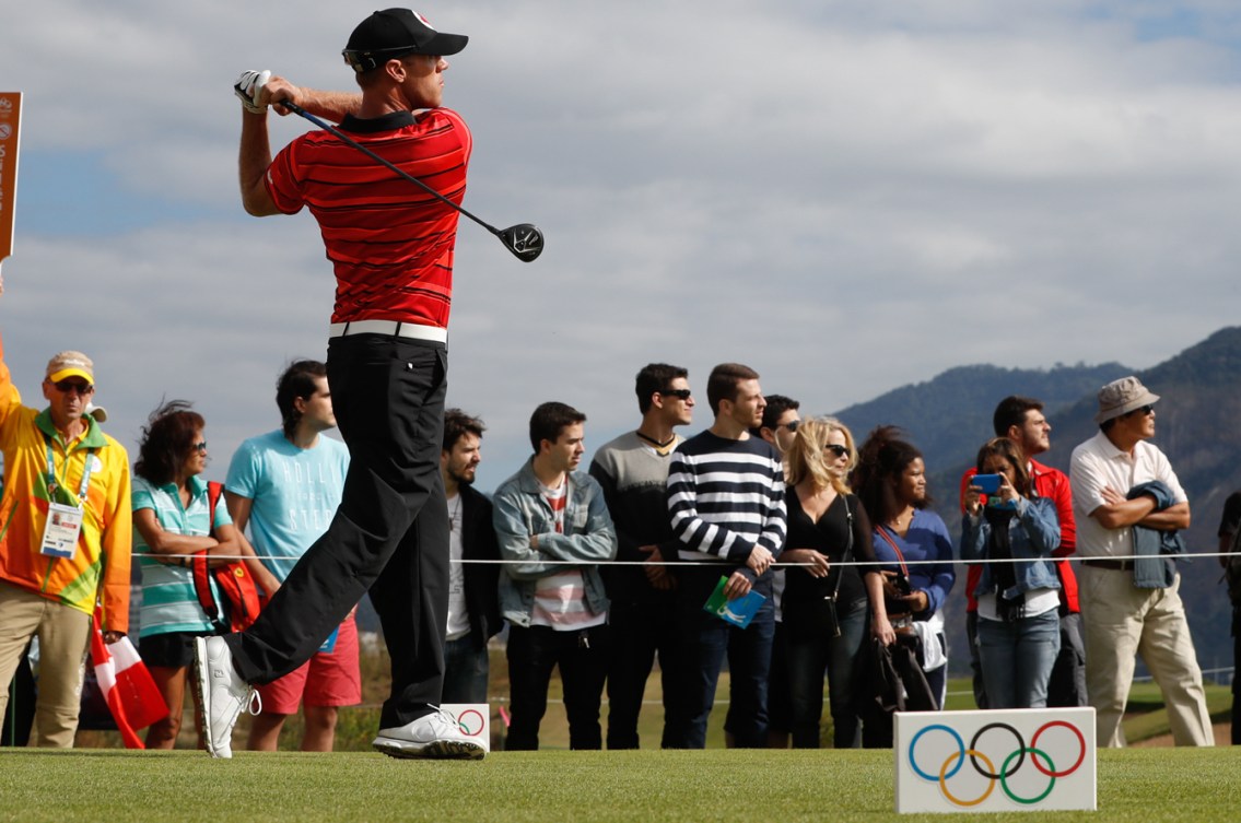 Graham DeLaet effectue un coup de départ lors de la première ronde du tournoi olympique de Rio, jeudi 11 août 2016. Photo Mark Blinch/COC