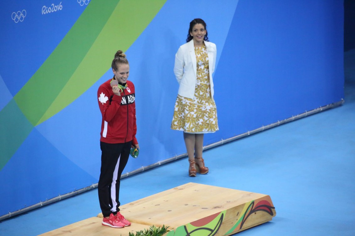 Hilary Caldwell, médaillée de bronze, durant la cérémonie des médailles suite à la finale du 200 m dos aux Jeux de Rio. 12 août 2016. Photo Steve Boudreau