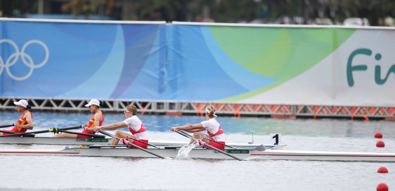 Lindsay Jennerich et Patricia Obee dépassent les Chinoises au fil d'arrivée aux Jeux olympiques de Rio, le 12 août 2016. COC Photo/David Jackson