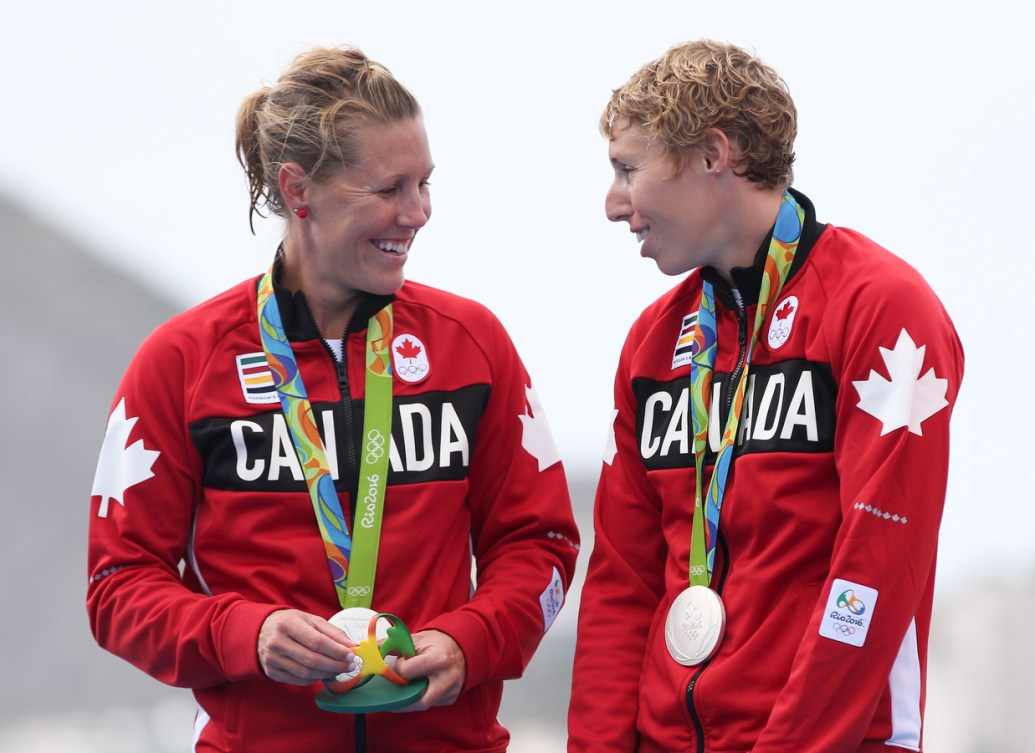 Lindsay Jennerich (à gauche) et Patricia Obee lors de la cérémonie des médailles aux Jeux olympiques de Rio, le 12 août 2016. COC Photo/David Jackson