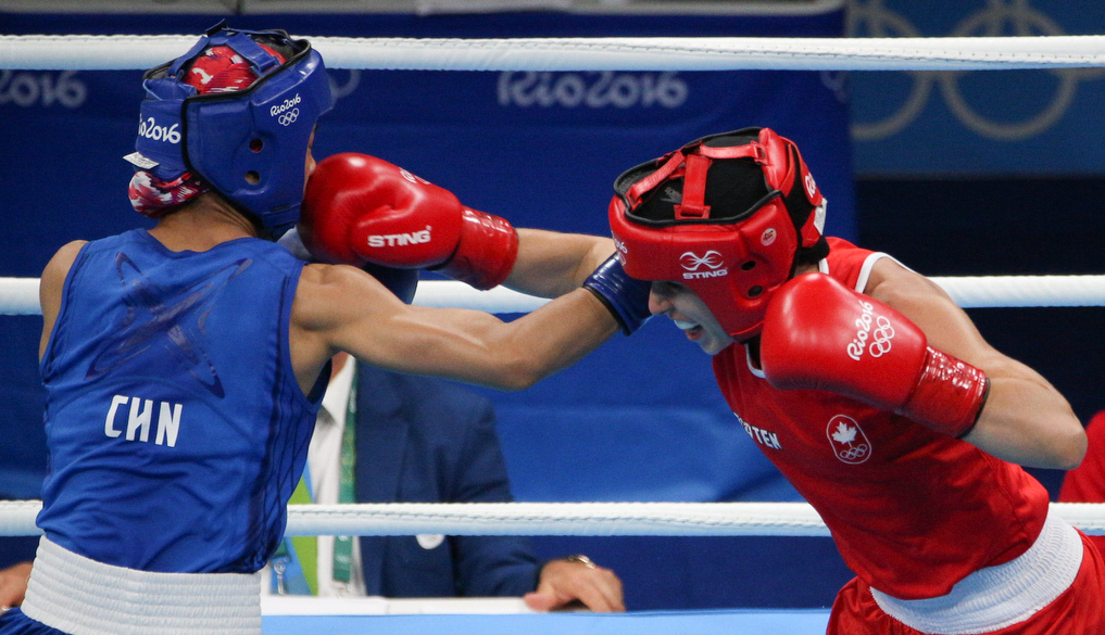 Mandy Bujold lors de son combat de quarts de finale contre la Chinoise Ren Cancan aux Jeux olympiques de Rio, le 16 août 2016. (COC/ David Jackson)