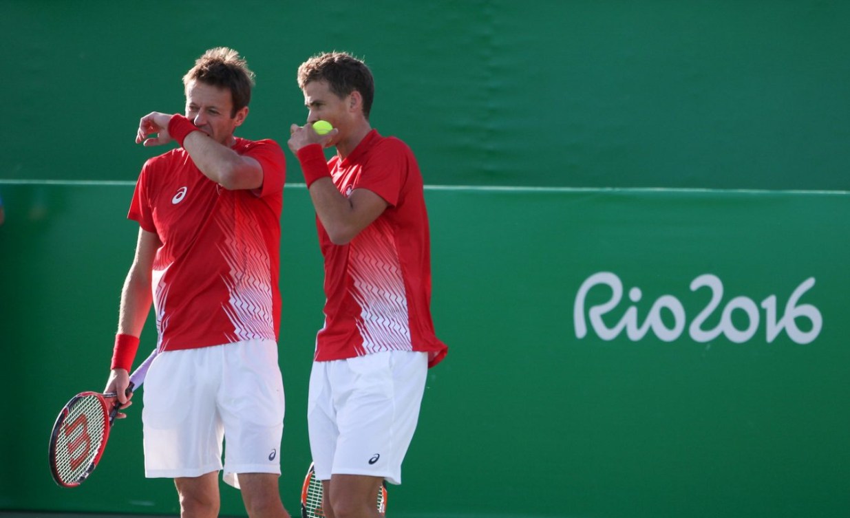 Vasek Pospisil et Daniel Nestor dans leur match de demi-finale contre Rafael Nadal et Marc Lopez aux Jeux olympiques de Rio, le 11 août 2016. (COC// David Jackson)