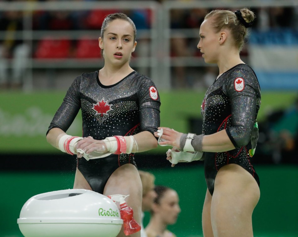 Isabela Onyshko et Ellie Black lors de la lors de la finale du concours multiple individuel. (COC // Jasom Ransom)