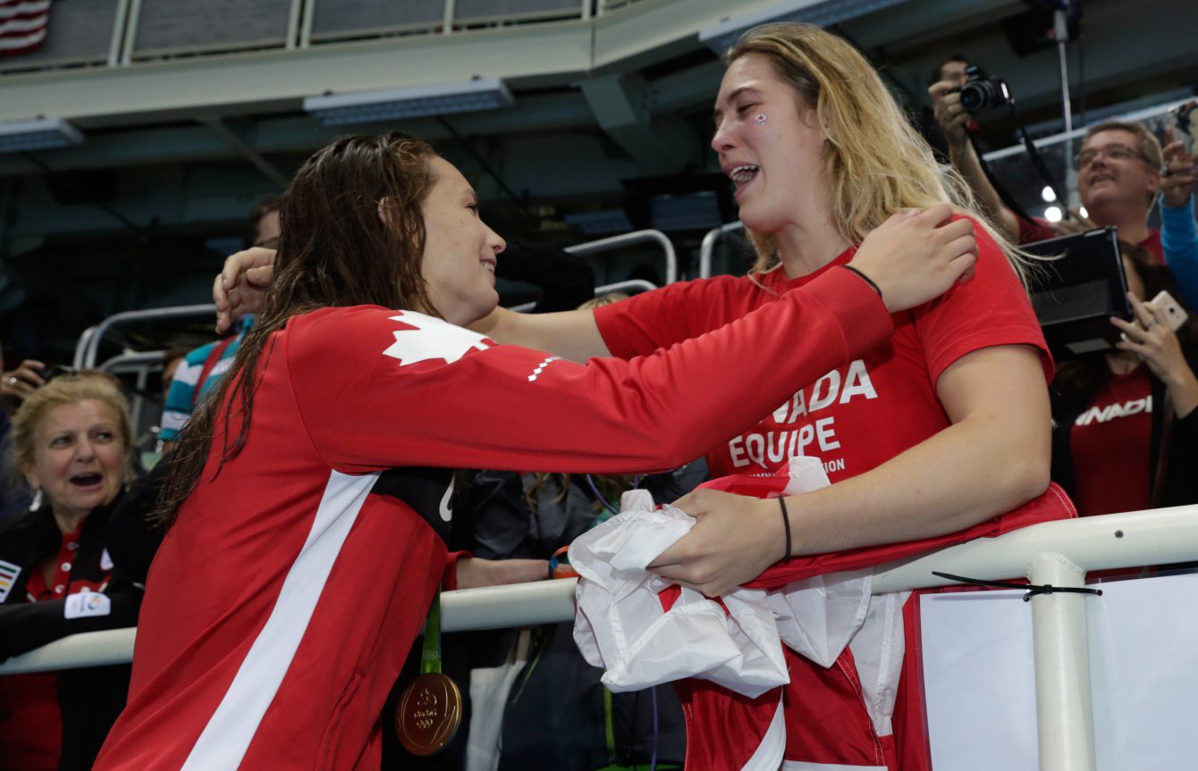 Penny Oleksiak célèbre sa médaille d'or au 100 m style libre aux Jeux de Rio. 11 août 2016. Photo Jason Ransom/COC