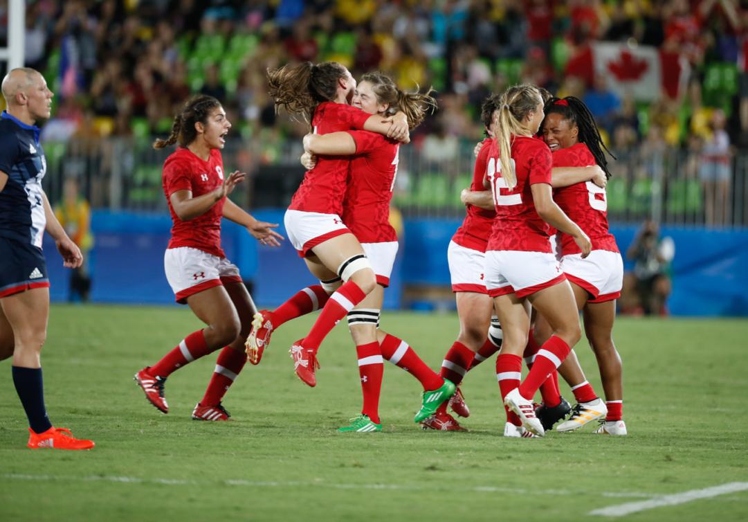 Les joueuses du Canada célèbrent après avoir remporté la médaille de bronze face à la Grande-Bretagne aux Jeux olympiques de Rio, le 8 août 2016 (Photo/Mark Blinch)