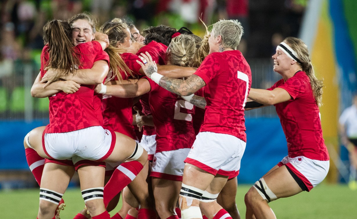 Les joueuses canadiennes célèbrent leur médaille de bronze (COC Photo/Mark Blinch).