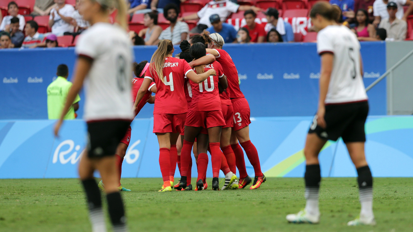 Les joueuses de l'équipe canadienne célèbrent après avoir marqué un deuxième but face à l'Allemagne en phase de groupe du tournoi de soccer olympique des Jeux de Rio, le 9 août 2016. (Photo : AP /Eraldo Peres)