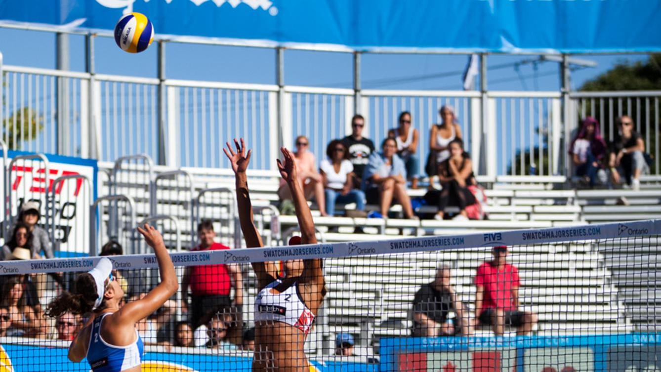 Brandie Wilkerson effectue un bloc contre l’Italie durant les finales World Tour Swatch, le 14 septembre 2016. (Photo : Thomas Skrlj)