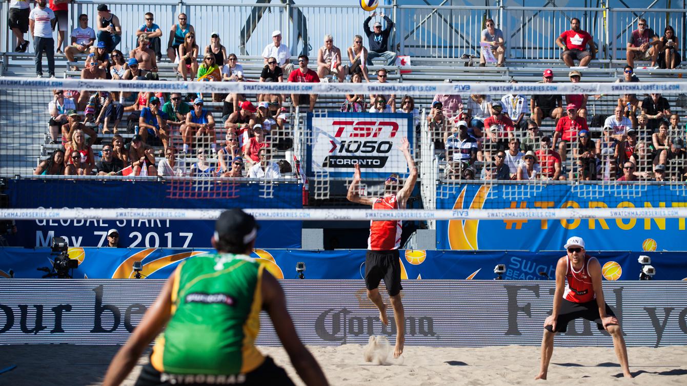 Ben Saxton et Chaim Schalk contre le Brésil aux finales World Tour Swatch FIVB, le 16 septembre 2016 à Toronto. (Photo : Thomas Skrlj)